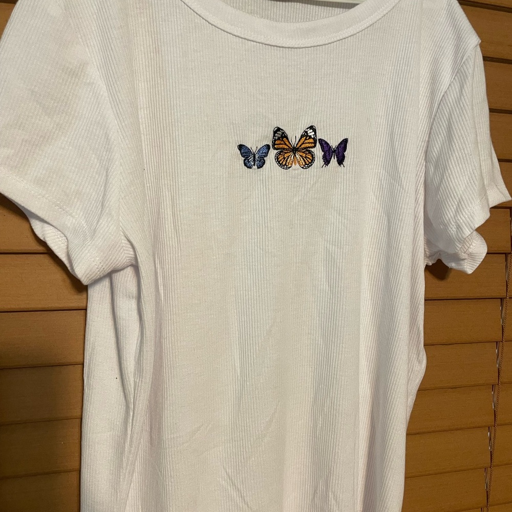 Rue21 White Short Sleeve Tee with Butterfly Design